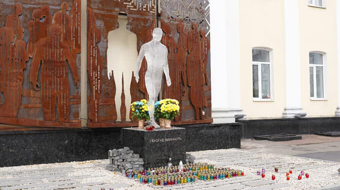 Задержали подозреваемого в повреждении памятника Героям Небесной Сотни