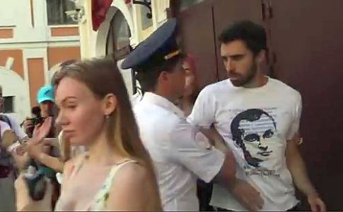 В Москве 4 человек задержали за раздачу листовок о Сенцове