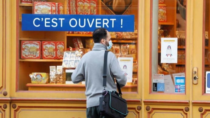 Во Франции после месячного локдауна открылись магазины