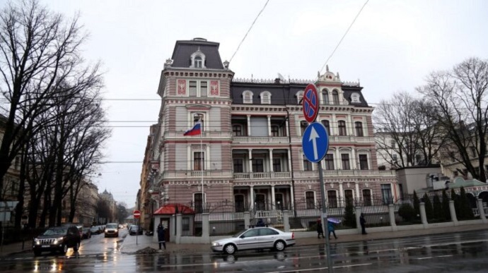 Посольство РФ в Риге обязали повесить табличку Улица Независимости Украины