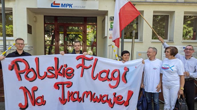У Вроцлаві кілька осіб протестували проти українських прапорів на трамваях