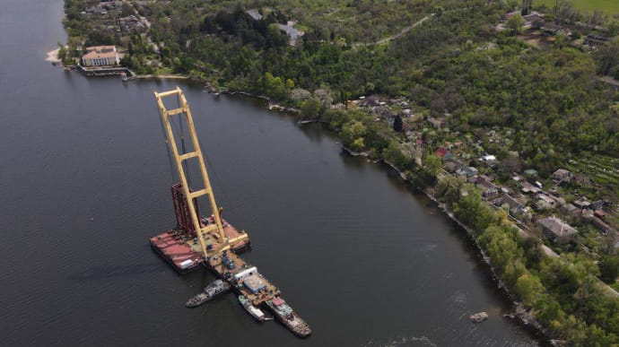 Кран-велет Zakhariy знову вскочив у халепу: будівництво мосту в Запоріжжі призупинили