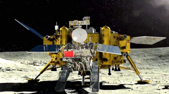 Китайский зонд передал собранные образцы с Луны орбитальному комплексу