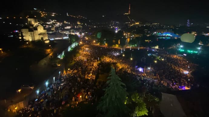 У Тбілісі тисячі людей протестують проти закону про іноагентів