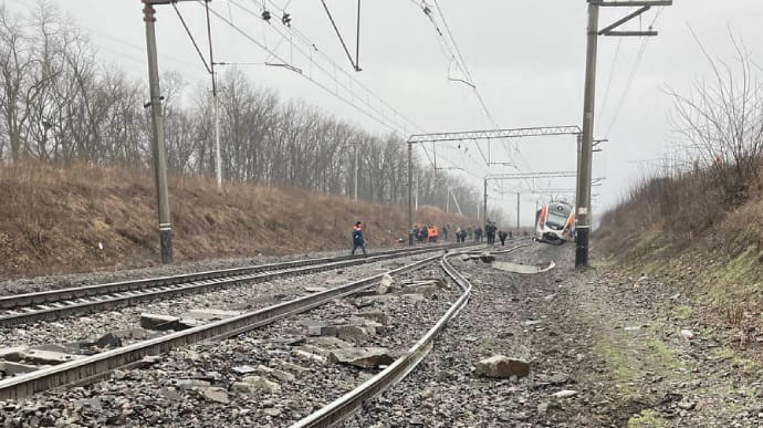 Железнодорожники поднимают сошедший с рельсов поезд Интерсити: перегон закрыт