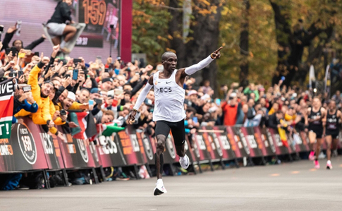 Человек впервые пробежал марафон менее чем за 2 часа