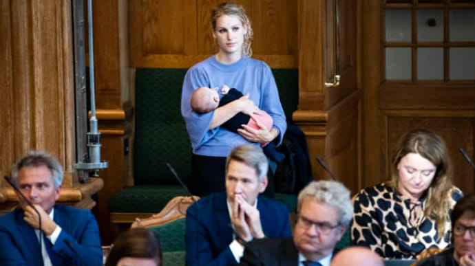 Депутатку парламента Дании попросили покинуть заседание, на которое она пришла с ребенком