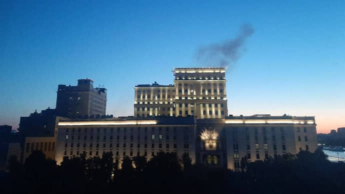 Москву атакували безпілотники: пошкоджено будівлю поруч з Міноборони РФ