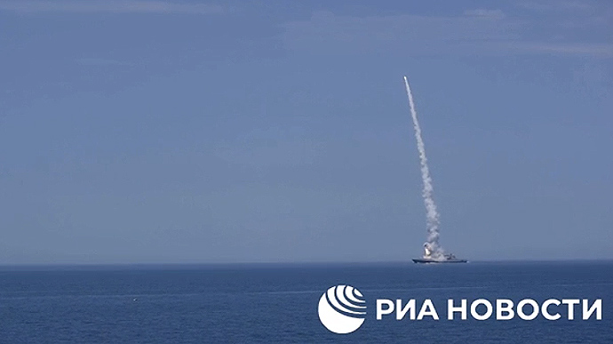 Россия впервые за несколько дней вывела в Черное море ракетоноситель с Калибрами