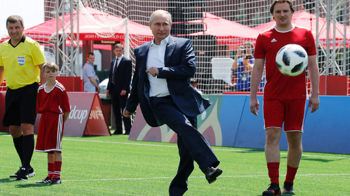 Сборная России по футболу будет играть без гимна и флага
