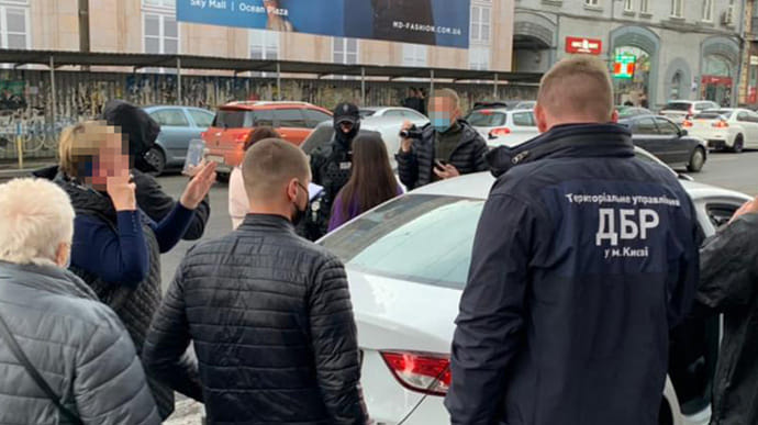 У Києві затримали адвоката: вимагала $160 тисяч за перереєстрацію землі 