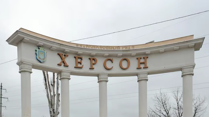 Russians hit business in Kherson, wounding a person
