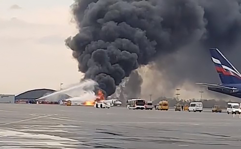 Москва: пасажирський літак загорівся при посадці в Шереметьєво, є загиблі