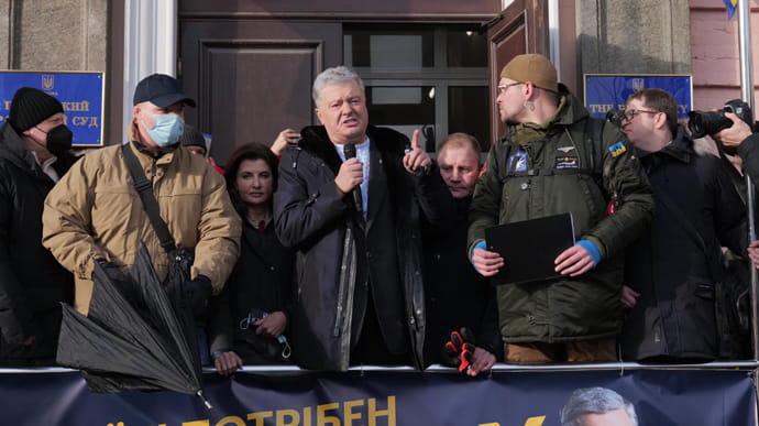 Не арест: суд наложил на Порошенко обязательство
