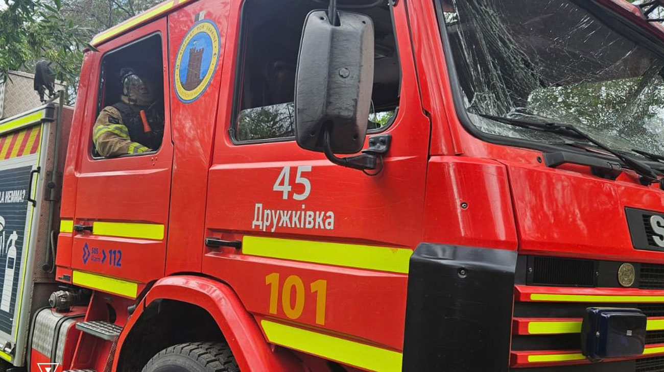 Russia attacks firefighters dealing with aftermath of previous Russian strike in Donetsk Oblast – photos