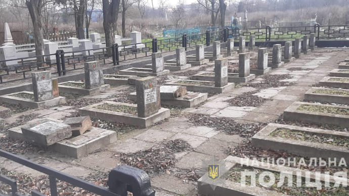 Невідомі зруйнували 17 пам’ятників братської могили на херсонському кладовищі