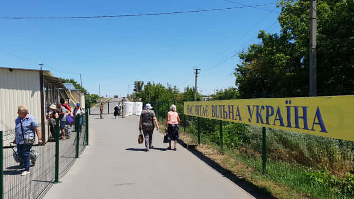 Украина возобновляет пропуск через два КПВВ на Донбассе
