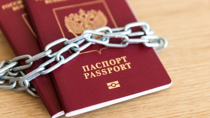 Russia takes passports from senior officials so they do not flee the country – FT