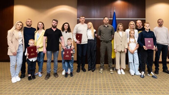 Zelenskyy grants 5 Mariupol and Azovstal steel plant defenders title of Heroes of Ukraine