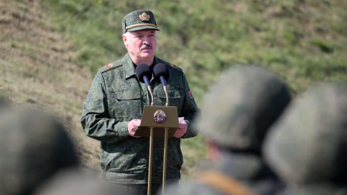 Лукашенко обіцяє стягнути на кордон із Україною цілий контингент