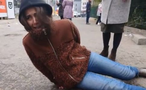 Били ногами і розпиляли газ: тітушки в Одесі напали на активістів, які проти забудови    