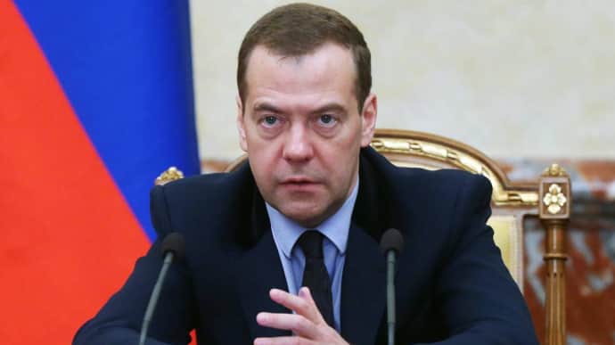 Medvedev threatens Berlin, London and Washington with nuclear retaliation if Russia is to return to 1991 borders 