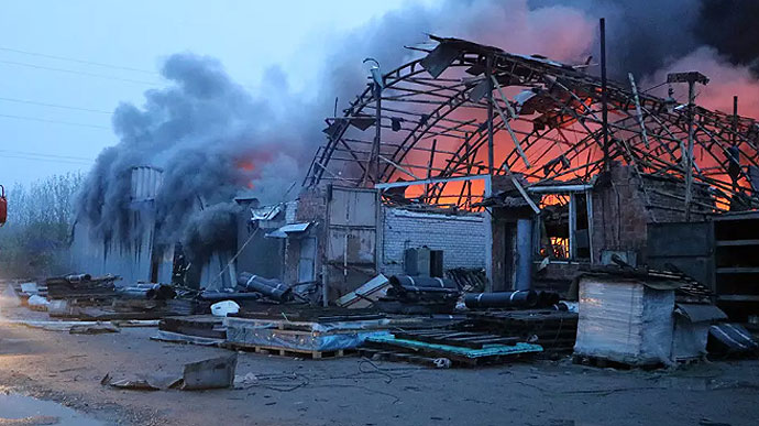В Днепре из-под завалов спасли женщину, склад стройматериалов выгорел дотла 