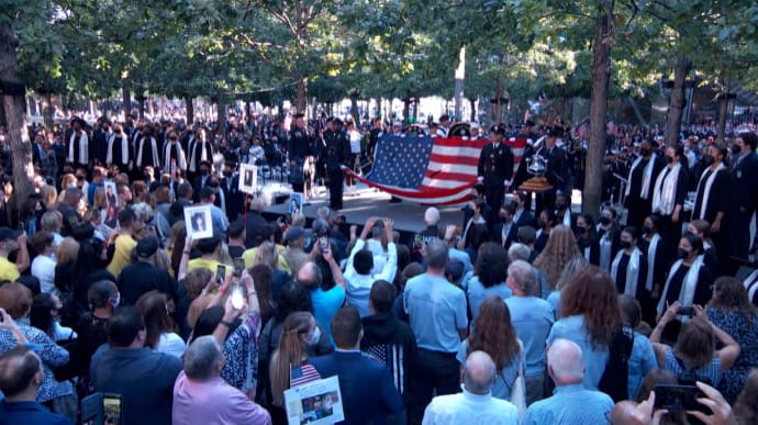 Колокола и почти 3000 имен: США вспоминают погибших в терактах 11 сентября