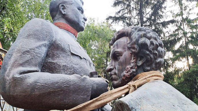 В Полтаве демонтировали памятники Пушкину и Ватутину 