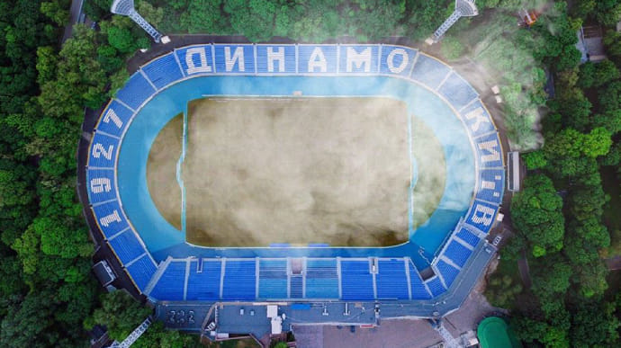 Киевское Динамо подожгло траву на стадионе для благородной цели