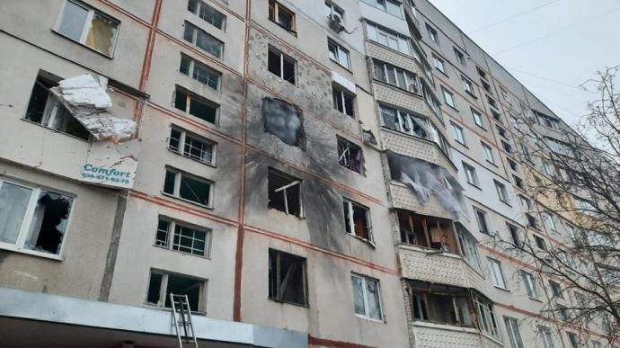 Оккупанты снова обстреливают Харьков: разрушены дома и аэродром