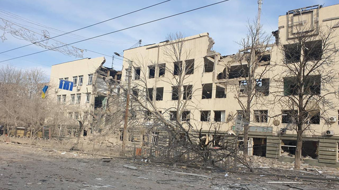 Росіяни зносять і перетворюють на бетонну крихту будинки в Маріуполі