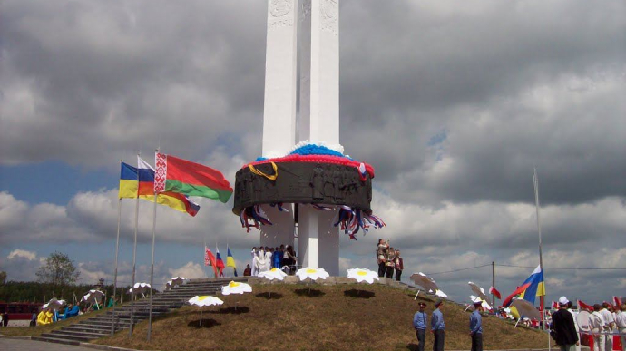 Монумент Три сестры на границе Украины, РФ и Беларуси ликвидируют
