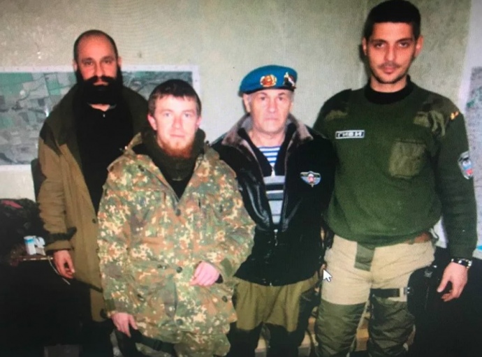 Полковник РФ Валерий Гратов (третий слева) на фотографии с террористами 