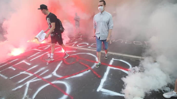 Акція під МВС: активісти палять димові шашки та розмальовують дорогу