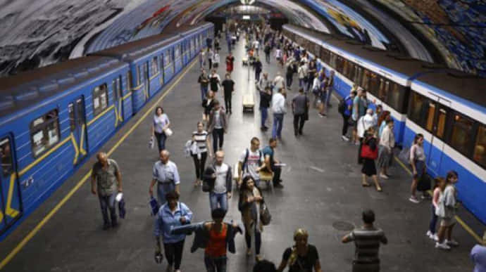 Чоловік порізав себе ножем у тунелі київського метро