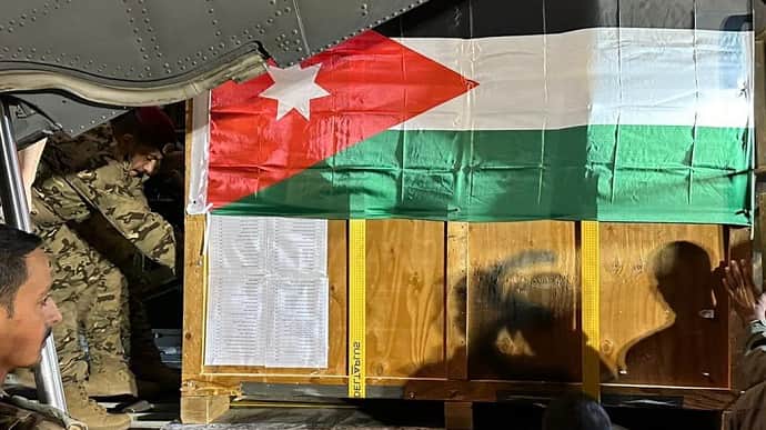 Йорданія на парашутах скинула медичну допомогу в Сектор Гази