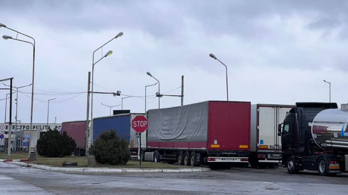 Поляки продовжують блокувати рух вантажівок на кордоні: у чергах з боку Польщі понад 2000 фур