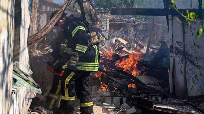 Армія РФ обстріляла житловий квартал Херсона, загорілись 4 будинки
