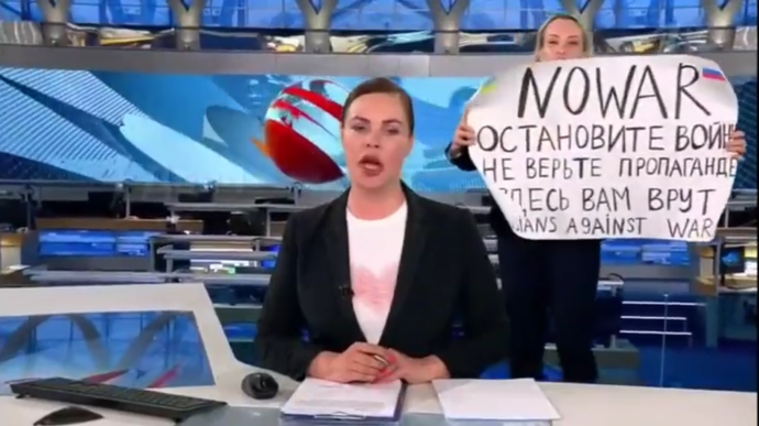 Росіянка з плакатом Овсяннікова звільнилася
