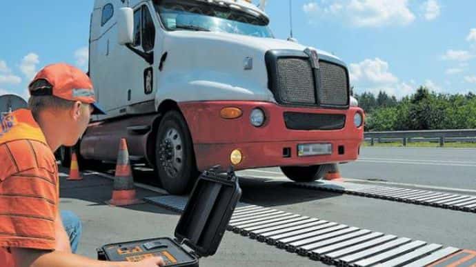 Весовой контроль грузовиков на дорогах будет круглосуточным