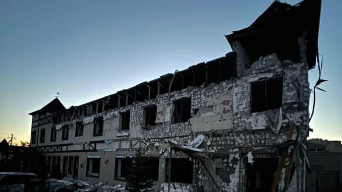 Russians strike Sloviansk yet again: hotel hit, civilian injured