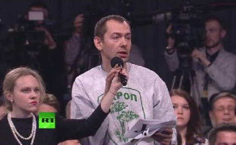 На фото: Цимбалюк ставить запитання під час прес-конференції Володимира Путіна