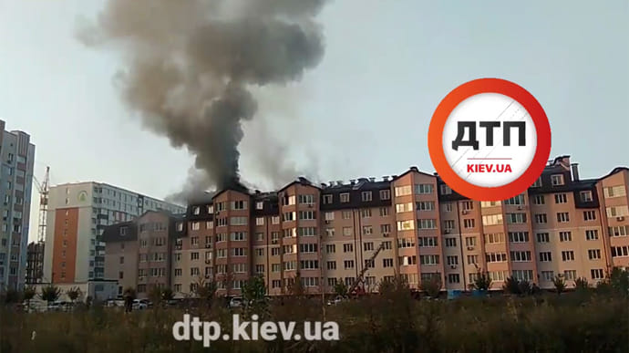 Под Киевом горел жилой комплекс: житель разжигал камин