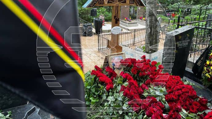 В пресс-службе Пригожина заявили, что его похоронили в закрытом формате. РосСМИ публикуют фото