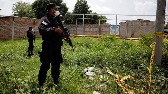 В Сальвадоре в саду бывшего полицейского нашли восемь тел