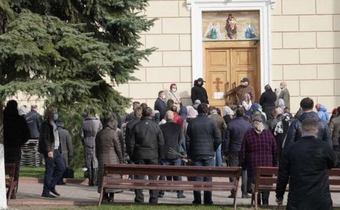 Область-лидер по коронавирусу в Вербное воскресенье: у храмов в Черновцах толпы