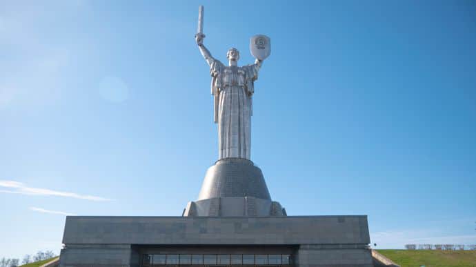 Не тільки тризуб: монумент Батьківщина-мати у Києві хочуть перейменувати