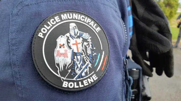 Чоловік з ножами накинувся на поліцейських у Франції, троє поранених