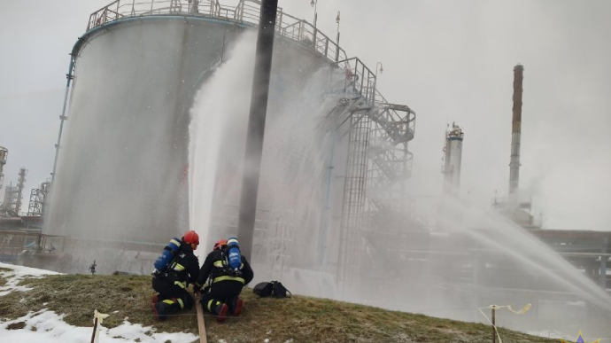 Sanctioned oil refinery on fire in Belarus